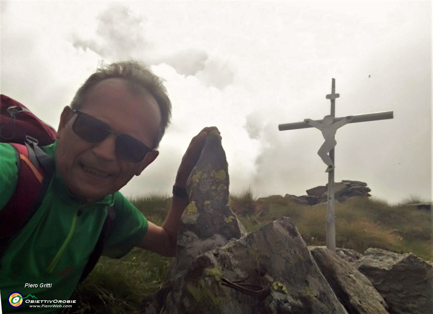 03 Alla crocetta di vetta del Pizzo Scala (2427 m) -selfie.jpg